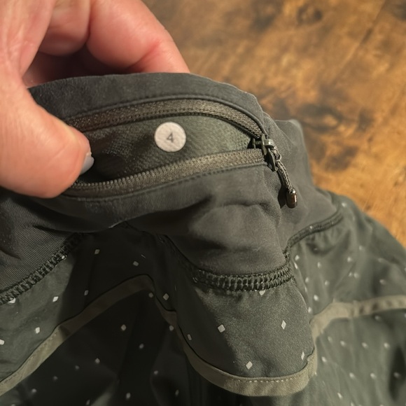 Lululemon shorts. Size 4 - Picture 4 of 6
